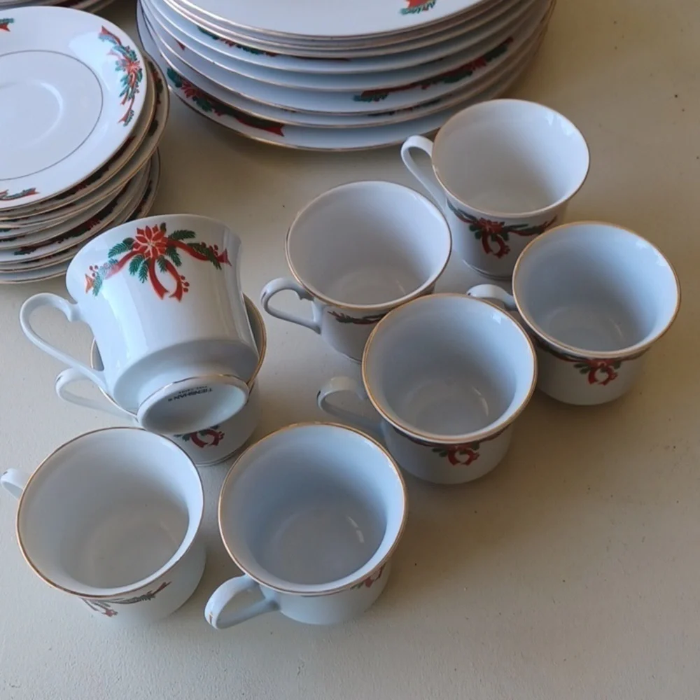 TIENSHAN FINE CHINA POINSETTIA RIBBON 8 PLACE SETTING VINTAGE